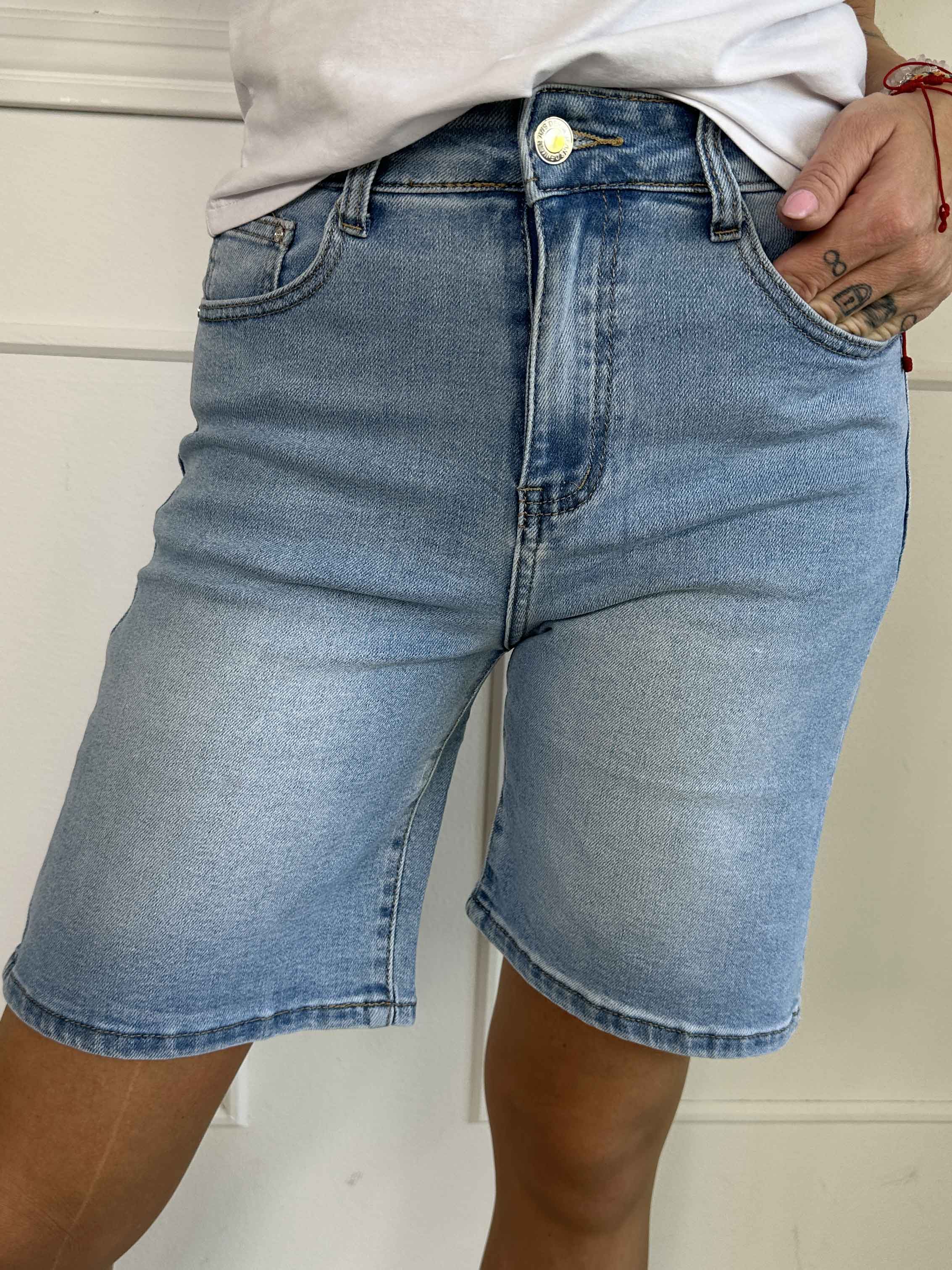 Thea - Shorts med långa ben i denim